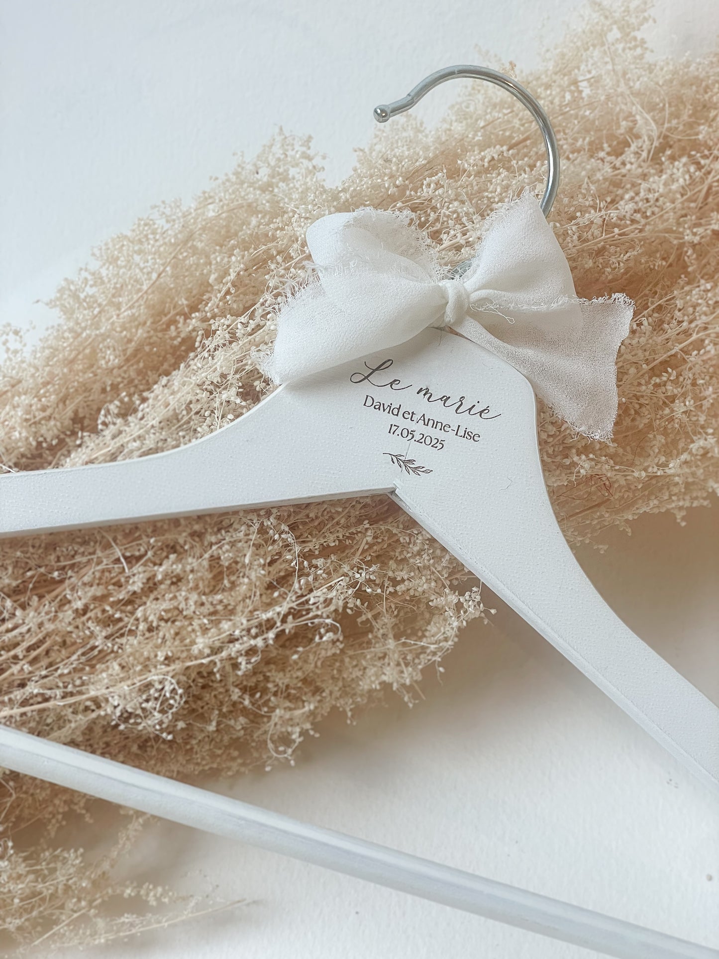 Cintre en Bois Blanc Personnalisé