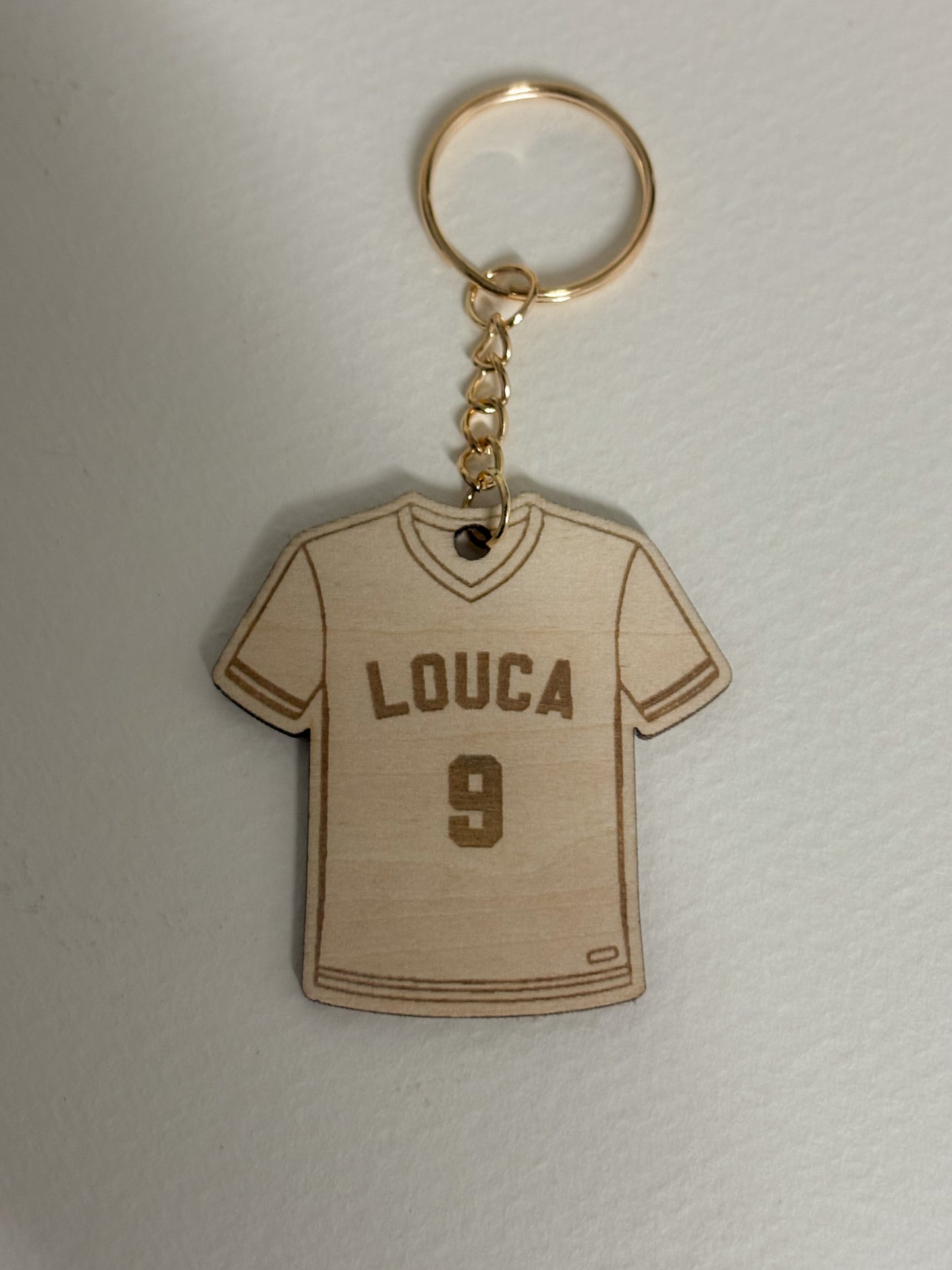 Porte-clés en bois personnalisé Maillot de Sport - Football ou Basketball avec Prénom et Numéro