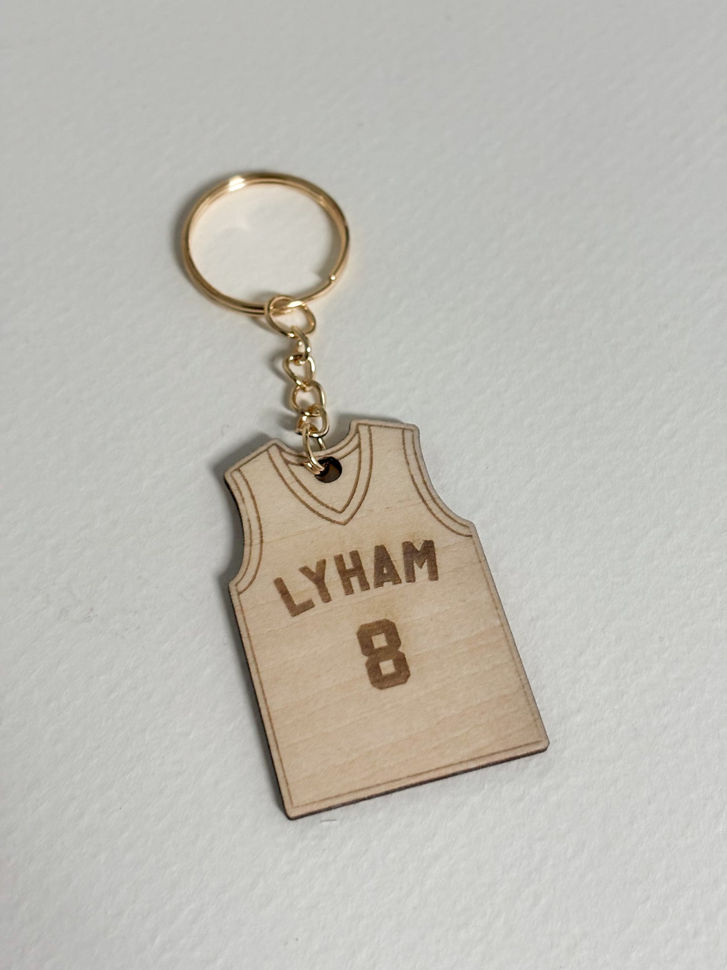 Porte-clés en bois personnalisé Maillot de Sport - Football ou Basketball avec Prénom et Numéro