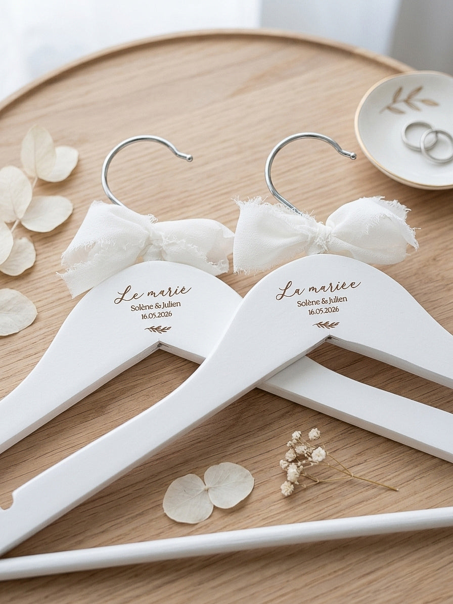 Cintre en Bois Blanc Personnalisé